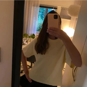 Ljusgul stickad trekvartströja 💛💛 - Superfin ljusgul stickad tröja med korta ärmar och rund hals. Tröjan har en mjuk och fluffig känsla, perfekt för dig som gillar en chill och fräsch look. Meddela för frågor eller pris🩷💞