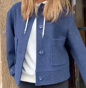 Blå kappa - Blå kort kappa med knappar!