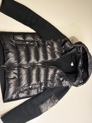 Moncler cardigan - En svart moncler cardigan i storlek i storlek m men den är ganska liten i storleken