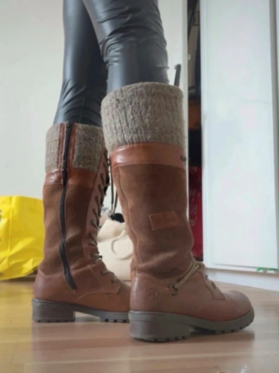 Bruna höga boots med snörning