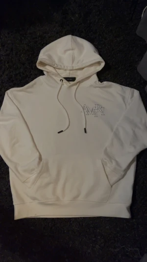 Amiri Hoodie - Amiri hoodie i storlek M. Skick 7.8/10. För fler frågor kontakta gärna. Mvh VMresell