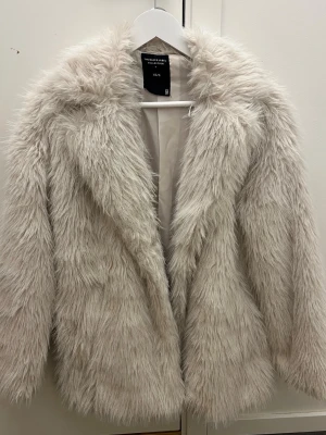 Pälsjacka  - Säljer denna pälsjackan från lager157 som jag köpte på vinted men var tyvärr för stor💗 den är oversized i modellen och jag på bild är 155 cm! Passar någon som är längre☺️