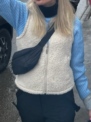 Beige vit teddyväst/ fleeceväst - Säljer en krämvit teddyväst med dragkedja framtill. Västen har en fluffig yta i teddy-material. Ingen användning för den längre och har inte använts mycket. Enkel design utan synliga loggor.