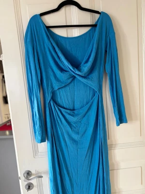 Blå stretchig klänning  - Blå somrig klänning med öppning på magen, skitsnygg passform storlek 0XL från curve avdelningen på SHEIN väldigt väldigt stretchig endast använd en gång!!