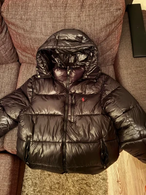 Ralph lauren puffer - En snygg vinterjacka för bra pris då jag har en ny som jag använder istället för denna. Storleken är XL barn vilket betyder att den passar folk runt 180. Den sitter som M på äldre folk