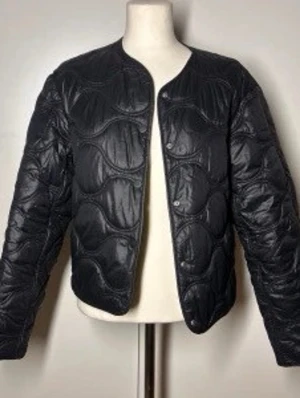 Svart jacka mango  - Jätte fin svart jacka ifrån mango som varit väldigt populär! Tyvärr kommer den inte till användning längre men inget fel på skicket! Jackan är i storlek S🥰 bara att skriva om ni vill ha fler bilder eller diskutera pris 💕💕 