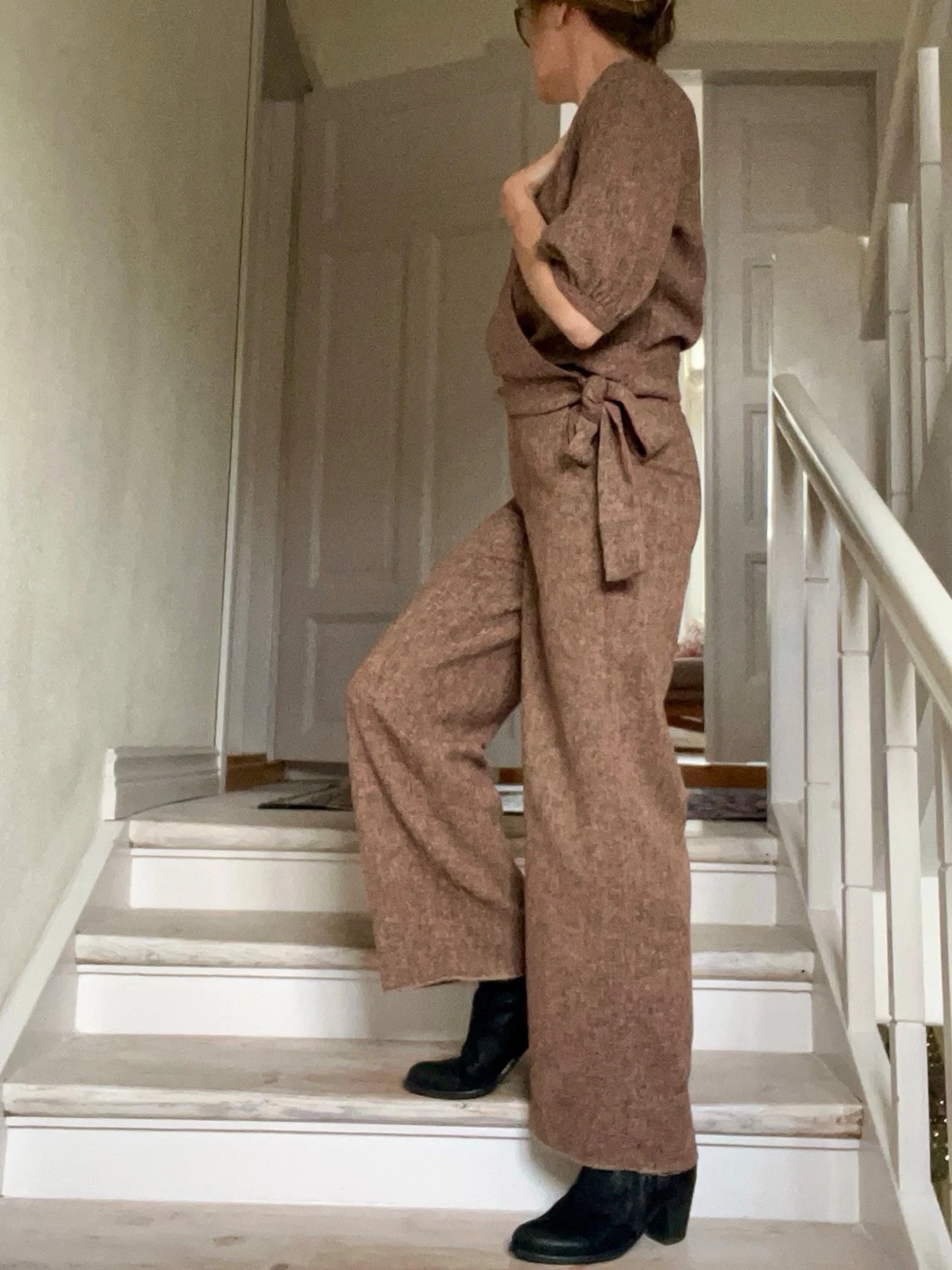 Tvådelat set med omlottblus och byxa - 2