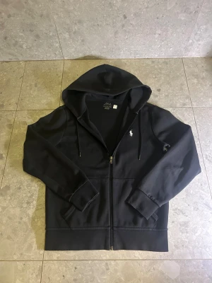Polo Ralph Lauren zip Svart - Skit snygg svart Ralph Lauren zip! Skick 8/10🙂 Dm vid frågor! Priset är diskuterbart vid snabb affär!