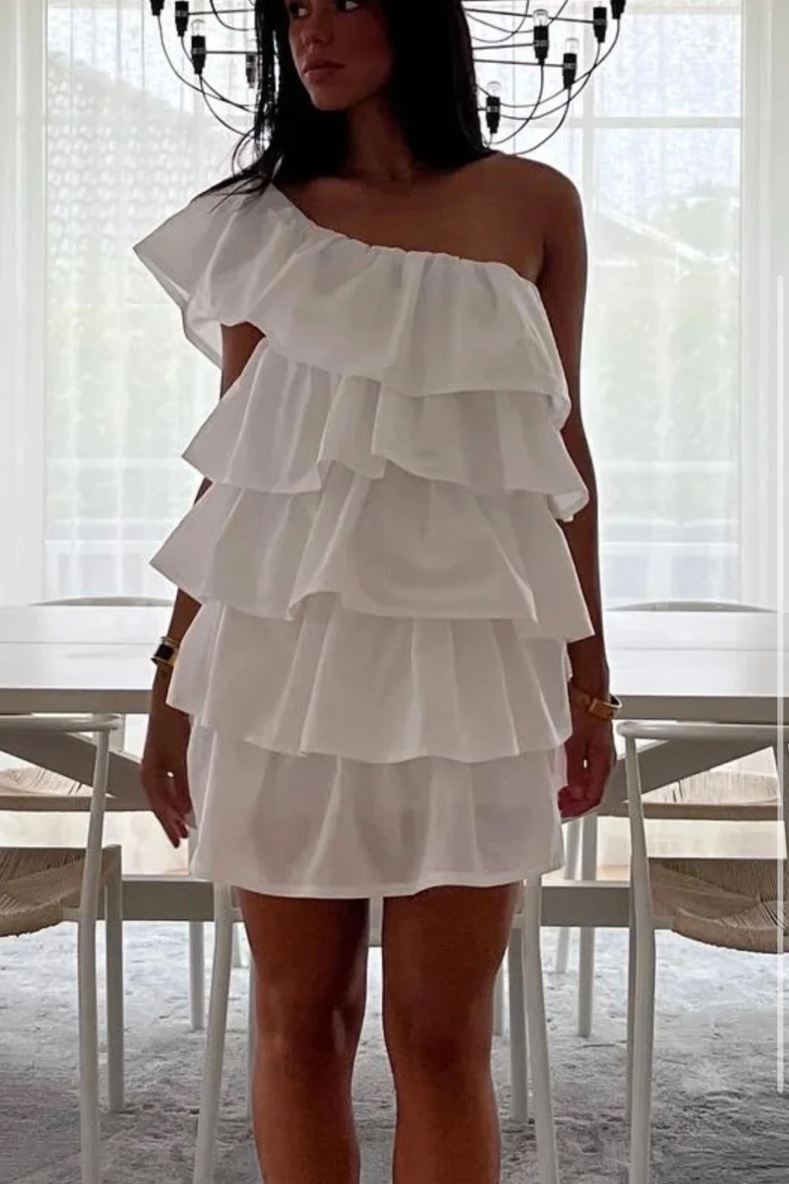 Vit klänning med volanger