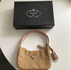 Ny väska  - Säljer denna jättefina väska, helt oanvänd och i nyskick. Obs lådan ingår inte!