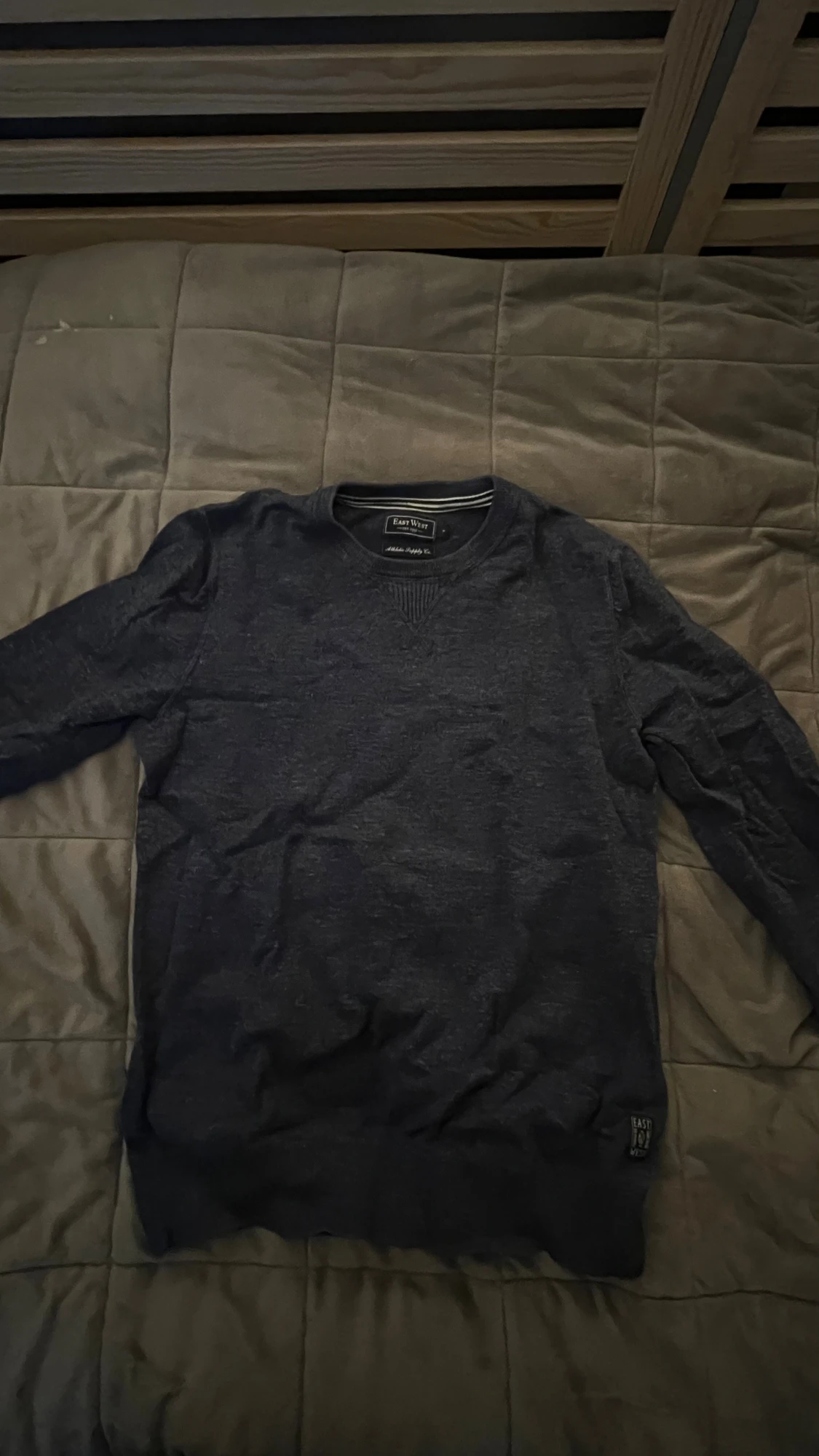Mörkblå stickad tröja East West