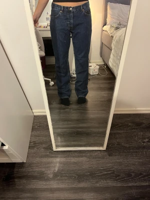 Mörkblå raka jeans - Säljer ett par mörkblå jeans från Gina tricot i modellen low straight. Jeansen är storlek 42 och är för stora för mig, därför säljer jag de. De är knappt använda.  