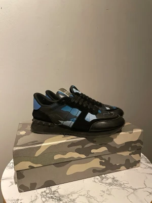 Valentino rockrunner - Säljer ett par Valentino Rockrunner skor för riktigt billigt pris. Skorna är i riktigt bra skick men har små tecken på användning. Alla tillbehör finns på sista bilden. Kom gärna med frågor om ni har några funderingar!!