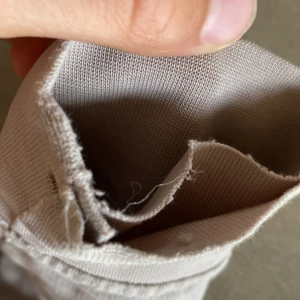 Beige sweatshirt från Stone Island - Säljer en beige sweatshirt från Stone Island med klassisk patch på vänster ärm. Tröjan har rund hals, långa ärmar och ribbade muddar. Tillverkad i mjuk bomull som är skön att bära. Perfekt för dig som gillar stilrena och ikoniska plagg. Är lite sönder vid ärmmudden.