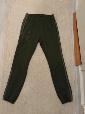 Adidas calabasas - Sällsynta Adidas Calabasas mjukisbyxor. Snöret runt midjan saknas. 