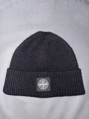 Stone Island mössa - Säljer min stone island mössa som är använd 1 gång. QR finns i mössan. 300kr billigast pris 