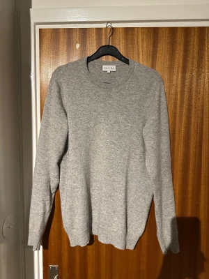 Grå kashmirtröja från Davida - Säljer en stilren grå kashmirtröja från Davida i storlek S. Tröjan ser lite mörkare ut pga ljuset. Nypris: 2700kr