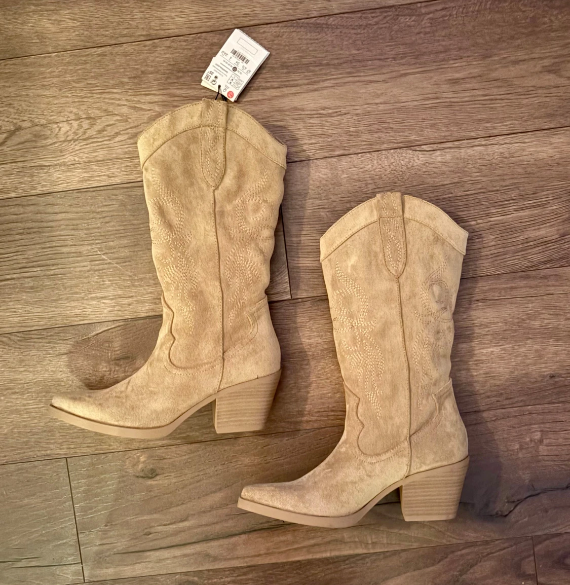Beige cowboy boots i mocka