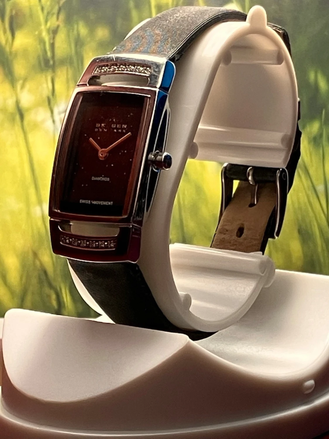 Svart Skagen klocka med diamantdetaljer - 1