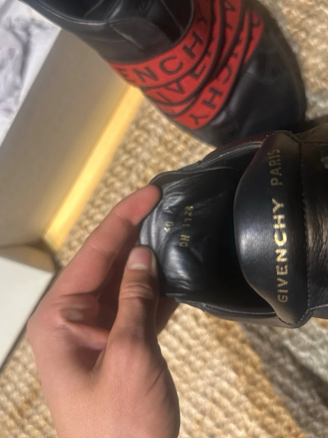 Givenchy svarta sneakers med röda band - 3