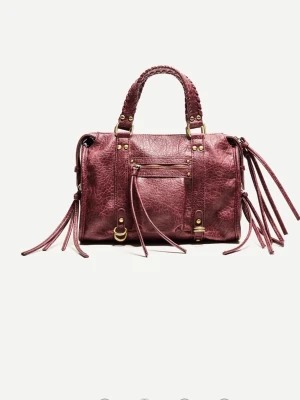 Vinröd handväska med fransar från Zara - Cool vinröd handväska i skinnimitation från Zara med snygga fransdetaljer och guldfärgade metalldetaljer. Väskan har både handtag och axelrem, samt dragkedja framtill och flätat handtag för extra stilpoäng.