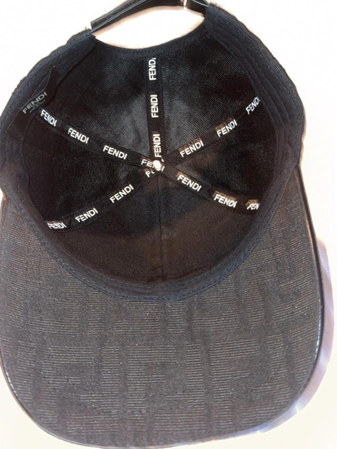 Svart keps med logomönster - 1