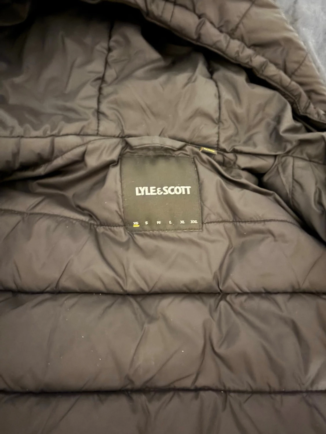 Svart pufferjacka från Lyle & Scott - 2