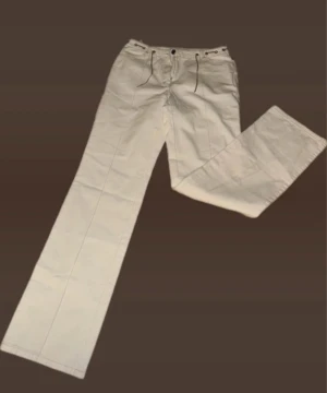 Vita Levi's 501 jeans med raka ben - Snygga vita vintage jeans med raka ben och klassisk femficksdesign. Byxorna har hög midja, synliga sömmar och patch bak. Tillverkade i robust bomullstyg, perfekta för en clean och fräsch look. Passar dig som gillar tidlös stil och vill sticka ut!! Skickar snabbt!! ❄️❄️🩵