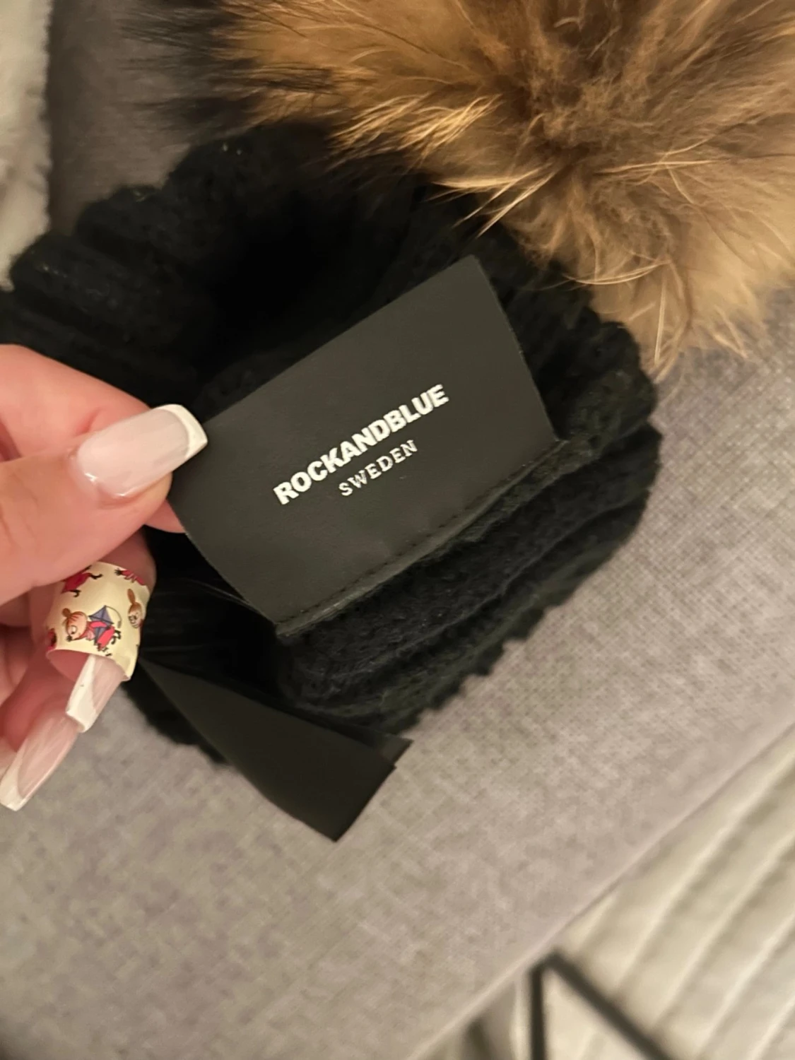 Svart mössa med pälsboll från Rockandblue - 1