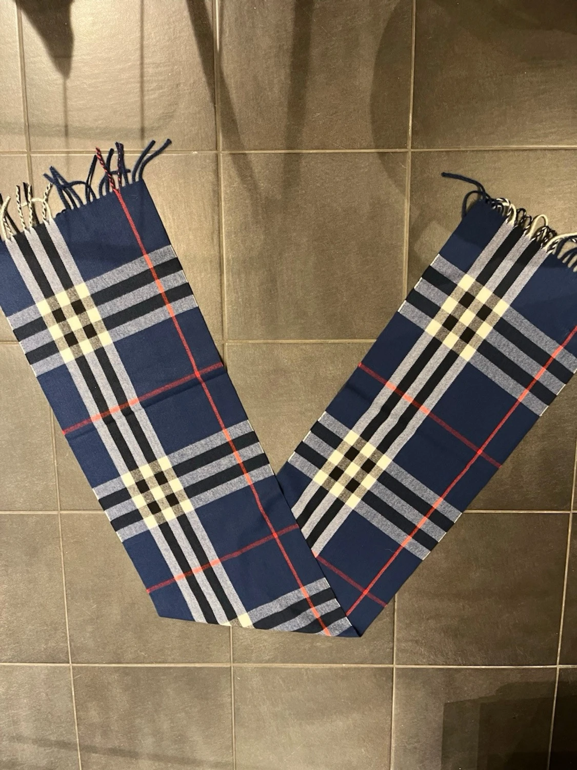 Burberry halsduk Blå med vit, röd och svart rutig design - 2