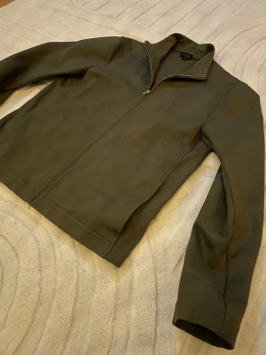 COS zip - Tröja med zip från COS, använt fåtal gånger. Väldigt skönt material, inga skador eller defekter!