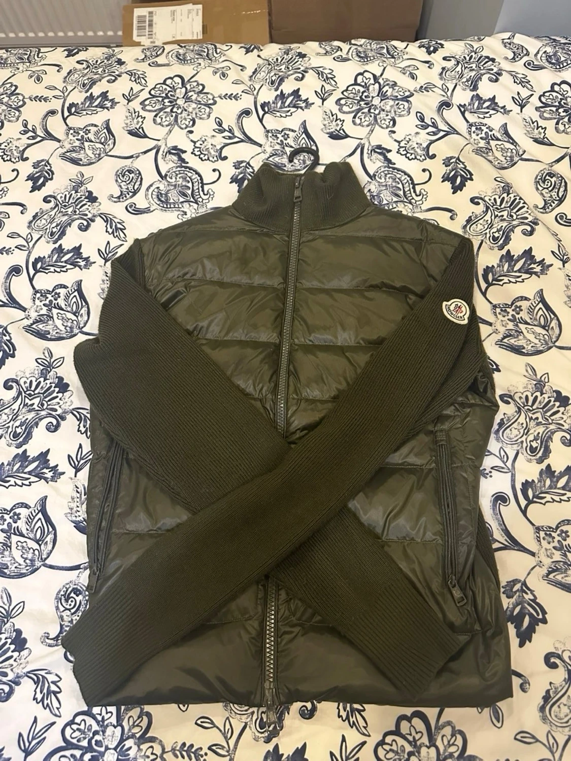 Olivgrön pufferjacka från Moncler