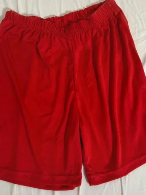 Röda loose shorts med resårmidja - Säljer ett par röda shorts med loose passform och bred resår i midjan. De är enfärgade och har en enkel, klassisk design utan synliga detaljer eller fickor. Perfekta för chill dagar eller träning. Materialet känns mjukt och lätt mot huden.