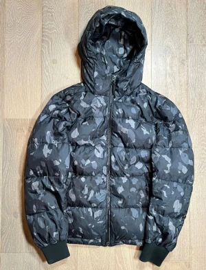 Woolrich jacka - Säljer nu denna feta woolrich jacka som är i väldigt bra skick utan några defekter | size small | skriv vid frågor eller intresse!