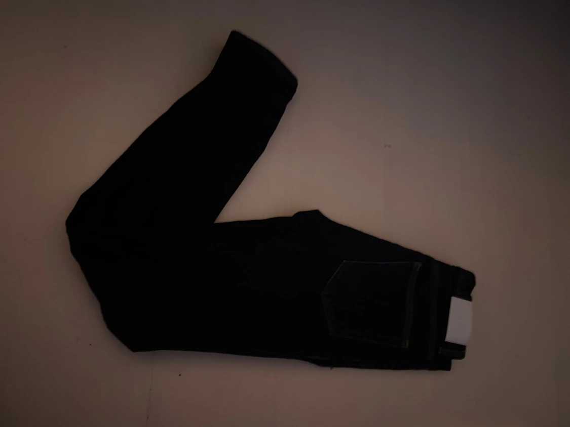 Mörkblå jeans med rak passform