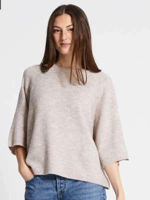 Beige stickad tröja med vida ärmar - Säljer en beige stickad tröja med avslappnad passform och vida trekvartsärmar. Tröjan har rund halsringning och är tillverkad i ett mjukt material som känns skönt mot huden. Syns inga tydliga tecken på användning så är nästan som helt ny!💕🥰