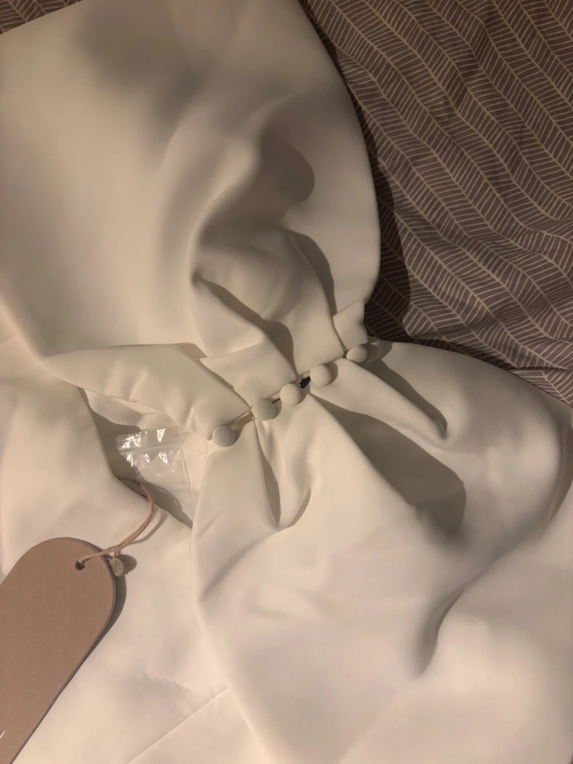 Vit miniklänning med rosett - 4