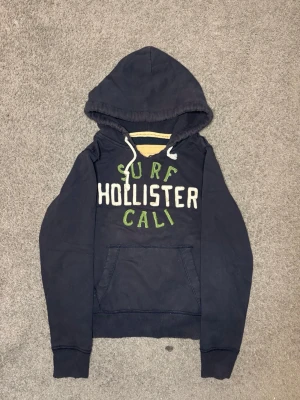 Hollister Hoodie - Tja säljer nu en Hollister Hoodie i storlek M för endast 999kr! Pris är ej hugget i sten, hör av er i dm vid funderingar 🙌