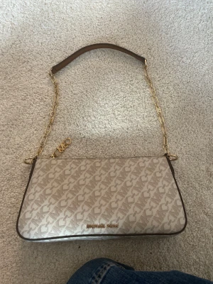 Michael Kors  - Ett år gammal typ. Inte mycket använd. Bra kvalitet så inga skador eller det minsta märke. En jätte fin väska som bara inte kommer till användning. 