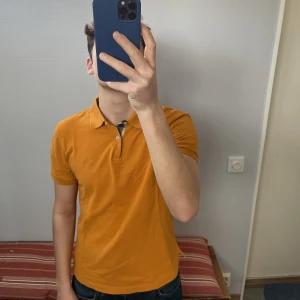 Burberry piké  - Burberry Brit piké, pikén är storlek S, som jämförelse är jag 180 cm så ser ni hur stor den är på bilden! 