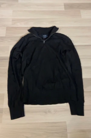 Quarter zip från riley - Säljer denna fina och sköna quarter zip från Riley. Är inte så använd alls så den är i perfekt skick! Står storlek M men passar med som small