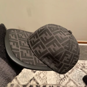 Fendi Keps - 🧢 Fendi Keps – Lyxig & Stilren Säljer en helt ny Fendi-keps i riktigt fint skick – aldrig använd, men utan prislapp.  ✨ Skick: 10/10 – som ny 💸 Pris: 799 kr 📦 Leverans: Skickas inom 1–3 dagar  Perfekt för dig som vill lyfta din stil med något exklusivt! 😊