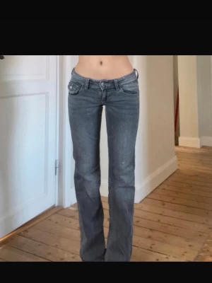 Lågmidjade jeans med snygga detaljer - Lågmidjade jeans med snygga detaljer från Gina Tricot. Storlek 152 men passar xxs/xs också. Finns inte att köpa längre