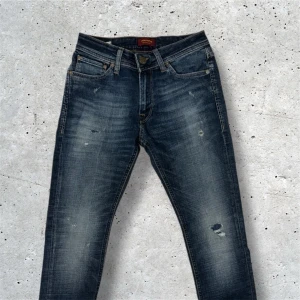 Jack&Jones jeans med slitningar - Säljer detta par Jack&Jones jeans med riktigt snygga slitningar och fade. Modellen heter ”Skinny/Liam” men skulle säga att dem sitter mer slim. Hör av er vid frågor, pris kan diskuteras vid snabb och smidig affär!