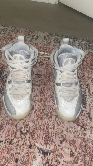 Grå vita skor från märket Jordan - Dom här skorna är köpta från en Jordan affär och är helt äkta. Jag säljer dom här skorna i storlek 39,5.