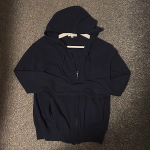 Mörk blå zip tröja - Snygg blå tröja med ett skönt matreal storlek xs. Kashmir matreal 