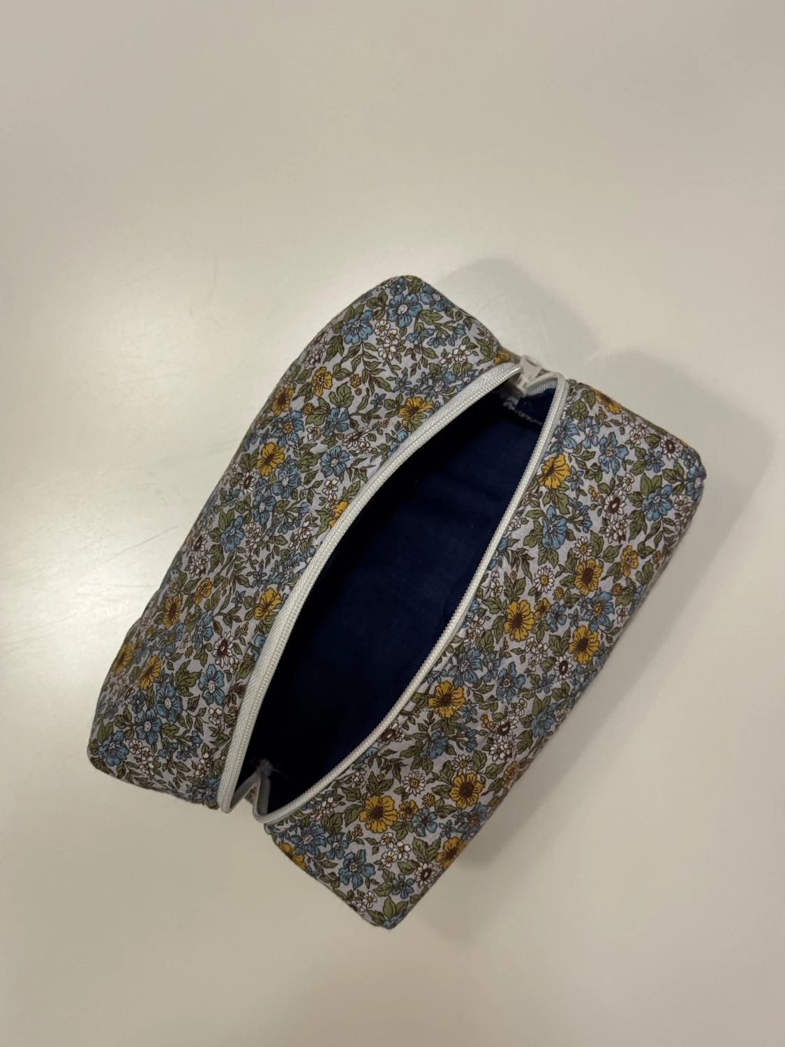 Handgjord necessär av second hand tyger