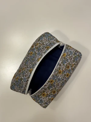 Handgjord necessär av second hand tyger - En handgjord necessär utav second hand tyger. Unik, hållbar och perfekt för att samla alla dina vardagsfavoriter i väskan. Fodrad och stängs med dragkedja. Endast ett unikt exemplar.                  Instagram: secondstitch.bymatilda 💕