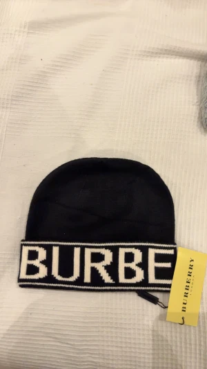 Burberry svart mössa - Svart mössa säljs. Helt ny och oanvänd 