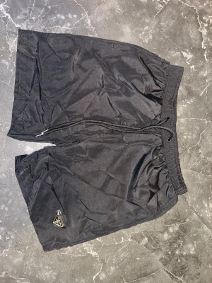 Svarta Prada badbyxor (med tag). Passar S  - Svarta Prada badbyxor. Helt nya med tag. Är i storlek XS men kan även passa S. Skriv för fler bilder. Pris kan diskuteras.